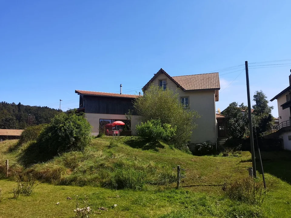 Grande casa familiare con 8,5 locali a Lajoux, possibilità di gestione di camere per gli ospiti