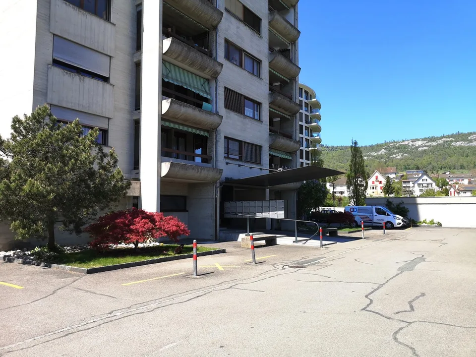 Zu verkaufen in Delémont: 3.5-Zimmer-Wohnung, mit eigenem Garage, Blick auf die Stadt