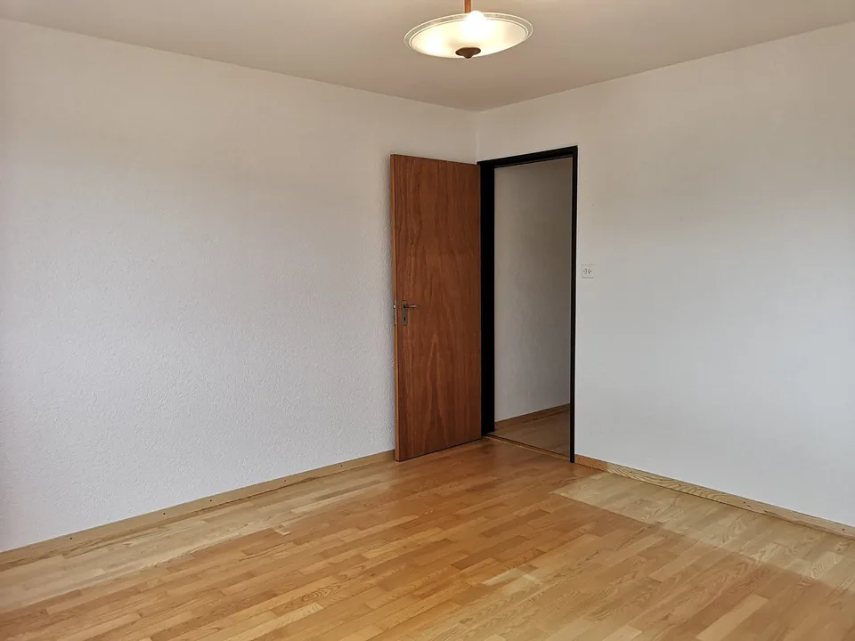 Zu verkaufen in Delémont: 3.5-Zimmer-Wohnung, mit eigenem Garage, Blick auf die Stadt