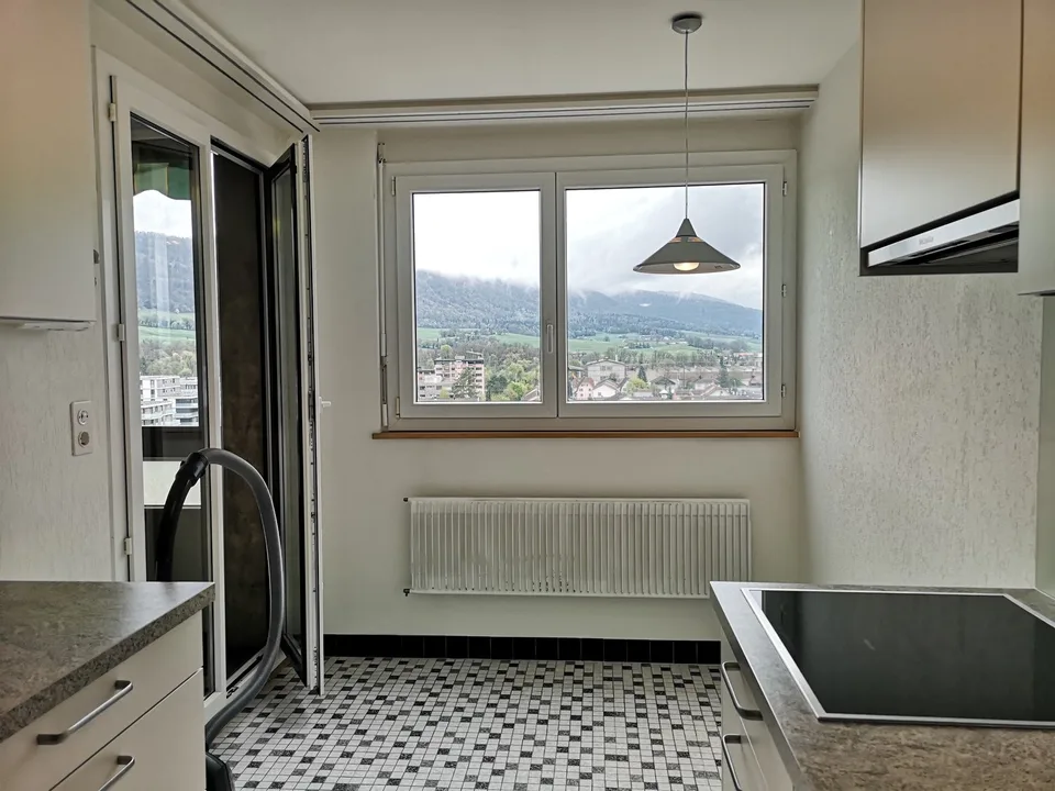 Zu verkaufen in Delémont: 3.5-Zimmer-Wohnung, mit eigenem Garage, Blick auf die Stadt