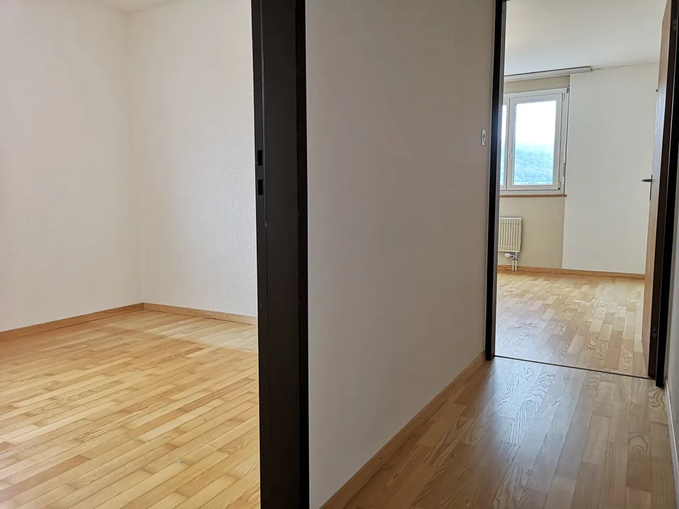 Zu verkaufen in Delémont: 3.5-Zimmer-Wohnung, mit eigenem Garage, Blick auf die Stadt