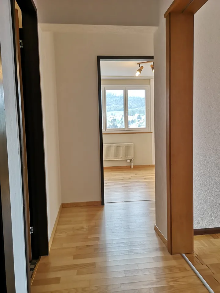 Zu verkaufen in Delémont: 3.5-Zimmer-Wohnung, mit eigenem Garage, Blick auf die Stadt