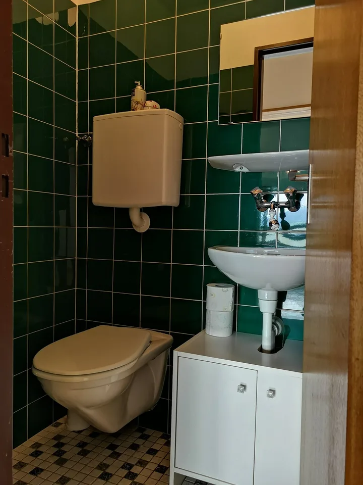 Zu verkaufen in Delémont: 3.5-Zimmer-Wohnung, mit eigenem Garage, Blick auf die Stadt