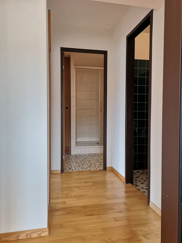 Zu verkaufen in Delémont: 3.5-Zimmer-Wohnung, mit eigenem Garage, Blick auf die Stadt