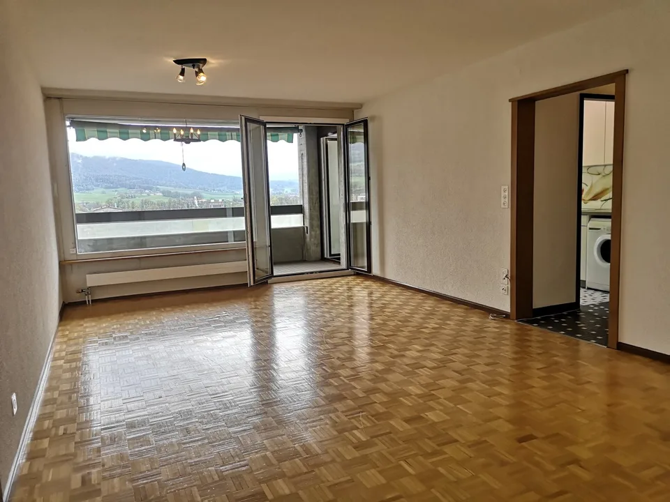 Zu verkaufen in Delémont: 3.5-Zimmer-Wohnung, mit eigenem Garage, Blick auf die Stadt