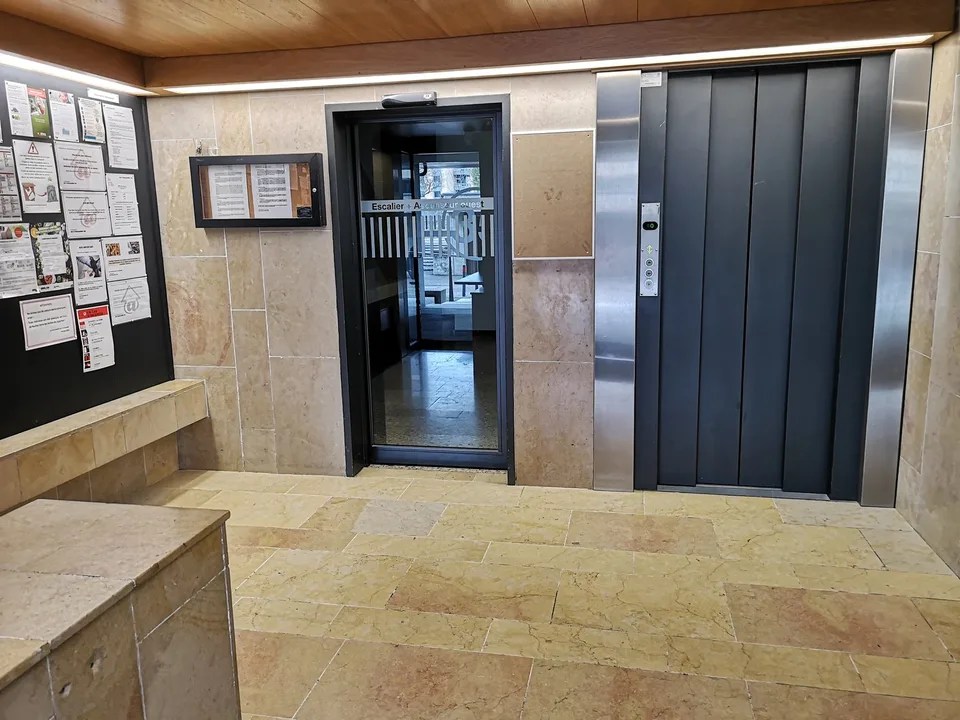 Zu verkaufen in Delémont: 3.5-Zimmer-Wohnung, mit eigenem Garage, Blick auf die Stadt