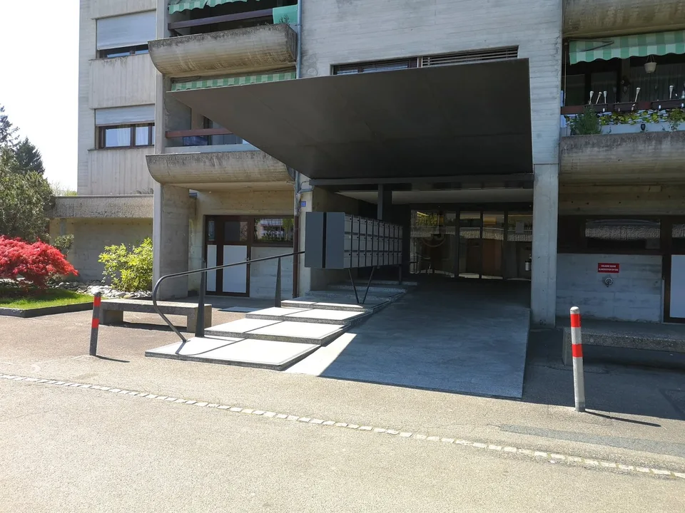 Zu verkaufen in Delémont: 3.5-Zimmer-Wohnung, mit eigenem Garage, Blick auf die Stadt