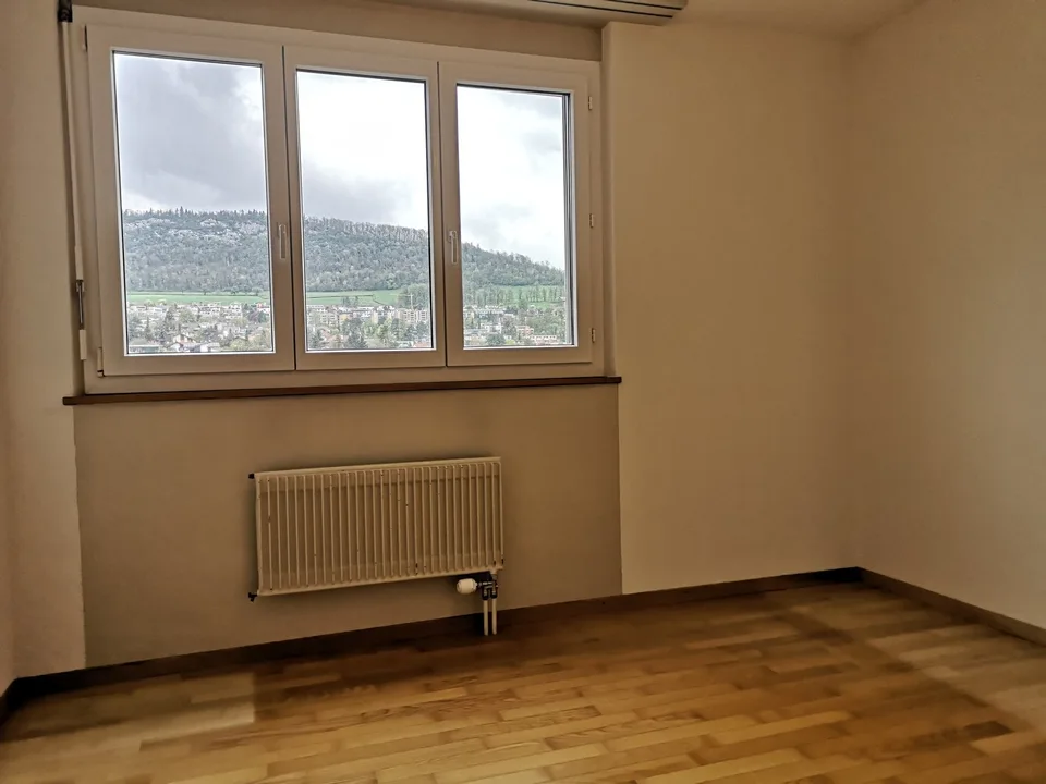 Zu verkaufen in Delémont: 3.5-Zimmer-Wohnung, mit eigenem Garage, Blick auf die Stadt