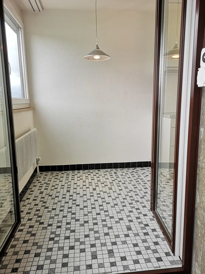 Zu verkaufen in Delémont: 3.5-Zimmer-Wohnung, mit eigenem Garage, Blick auf die Stadt