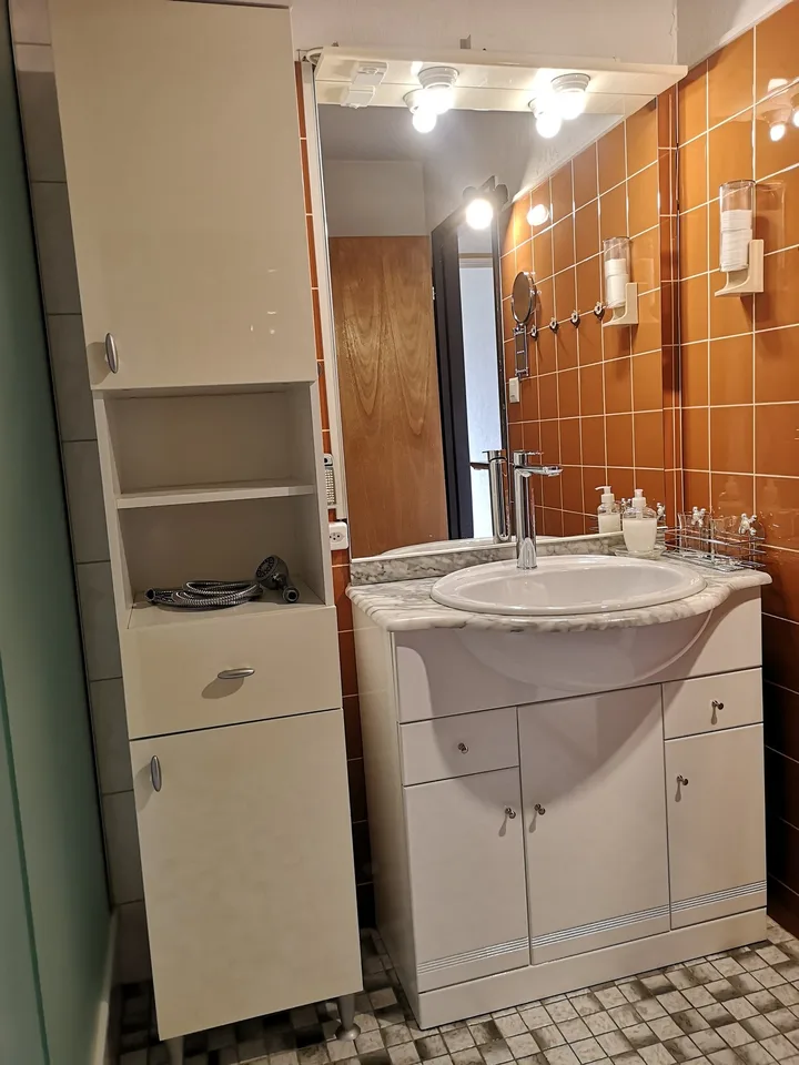 Zu verkaufen in Delémont: 3.5-Zimmer-Wohnung, mit eigenem Garage, Blick auf die Stadt