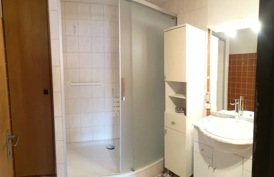 Zu verkaufen in Delémont: 3.5-Zimmer-Wohnung, mit eigenem Garage, Blick auf die Stadt