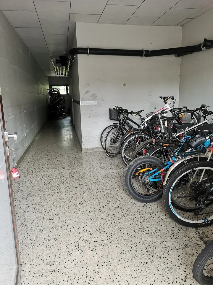 Zu verkaufen in Delémont: 3.5-Zimmer-Wohnung, mit eigenem Garage, Blick auf die Stadt