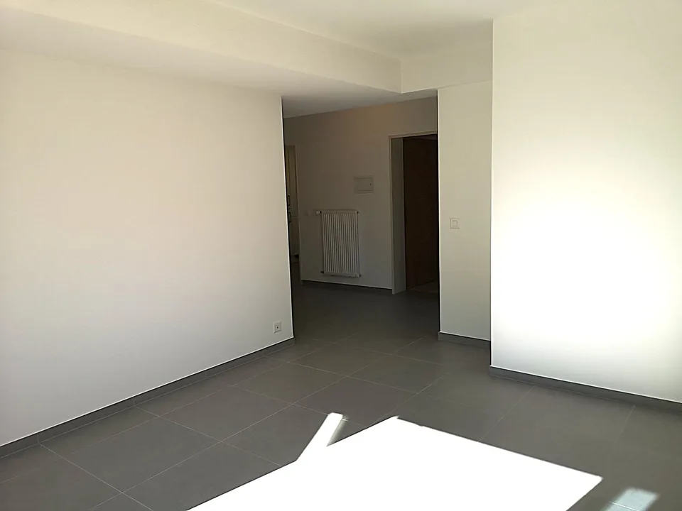Zu verkaufen in Moutier Apartment mit Terrasse, komplett renoviert im Jahr 2024