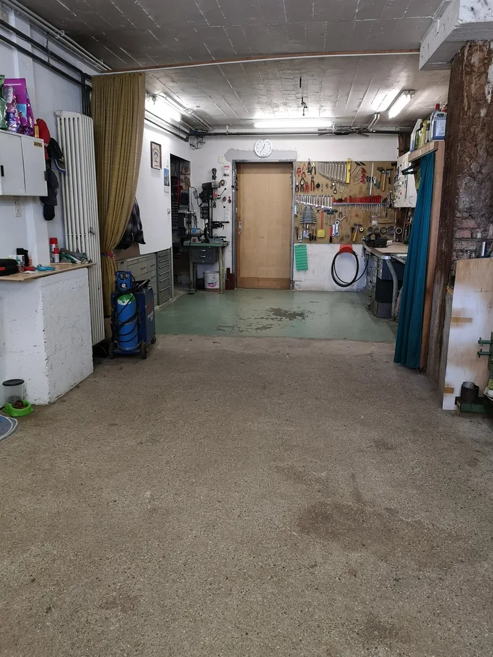 Grand duplex au centre du village avec garage et atelier, libre de suite