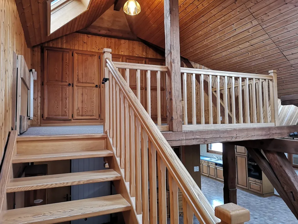 Grand duplex au centre du village avec garage et atelier, libre de suite