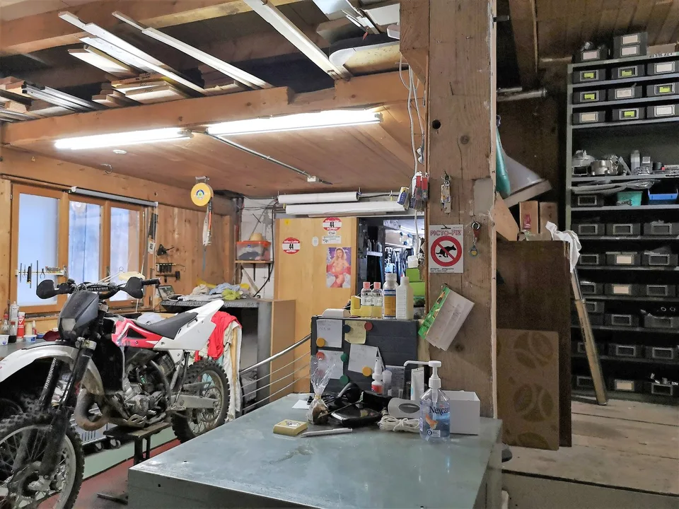 Grand duplex au centre du village avec garage et atelier, libre de suite