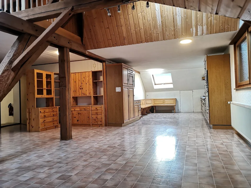 Grand duplex au centre du village avec garage et atelier, libre de suite