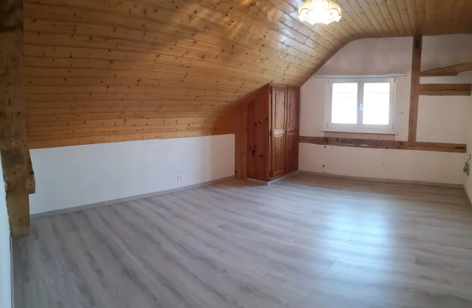 Grand duplex au centre du village avec garage et atelier, libre de suite