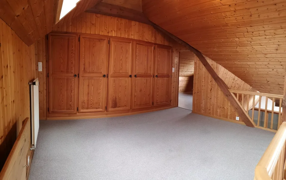 Grand duplex au centre du village avec garage et atelier, libre de suite