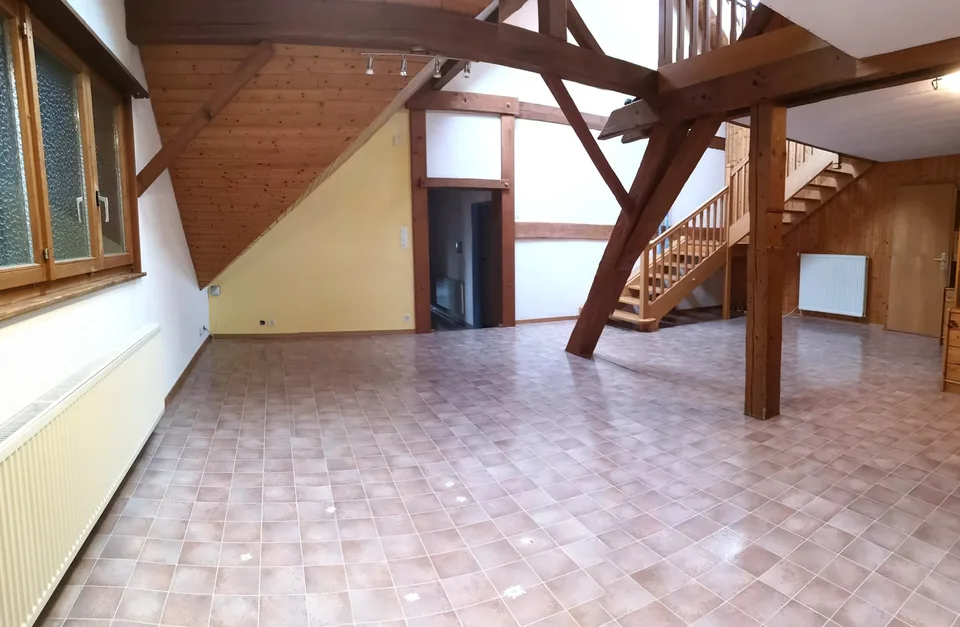 Grand duplex au centre du village avec garage et atelier, libre de suite