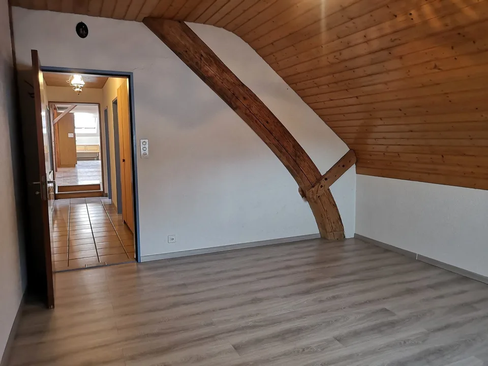 Grand duplex au centre du village avec garage et atelier, libre de suite