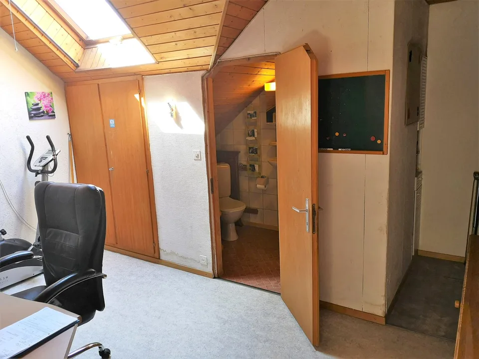 Grand duplex au centre du village avec garage et atelier, libre de suite