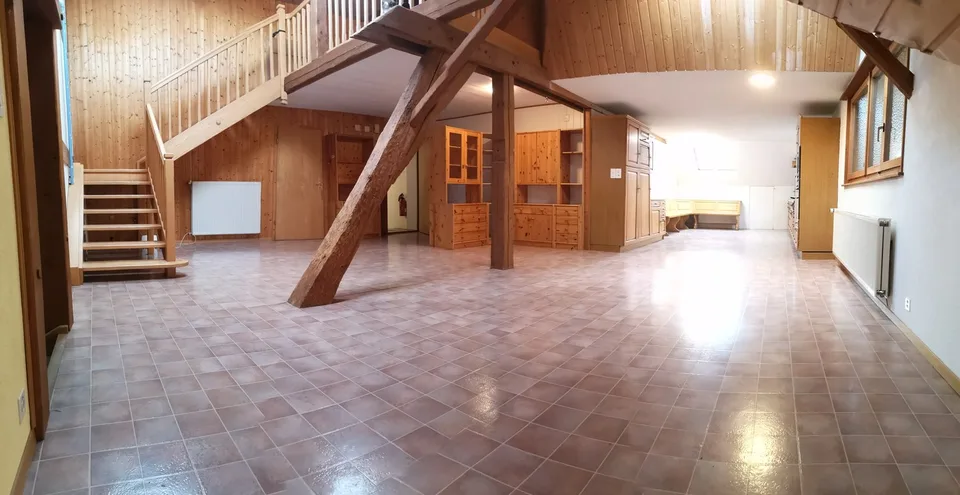 Grand duplex au centre du village avec garage et atelier, libre de suite