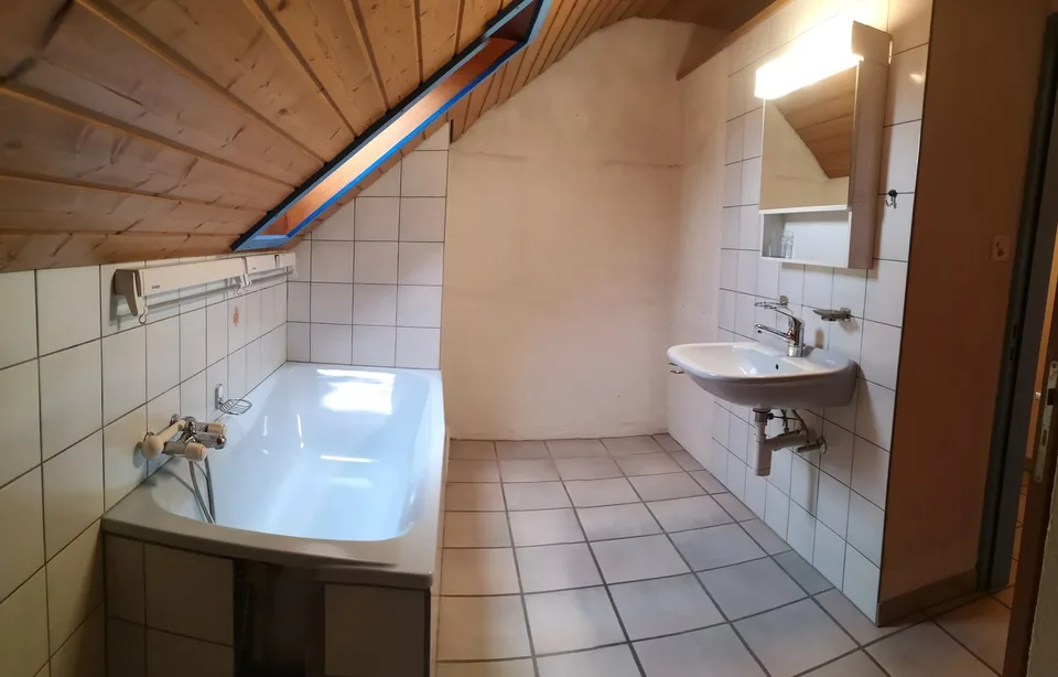 Grand duplex au centre du village avec garage et atelier, libre de suite