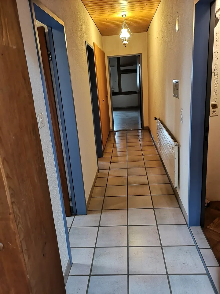 Grand duplex au centre du village avec garage et atelier, libre de suite