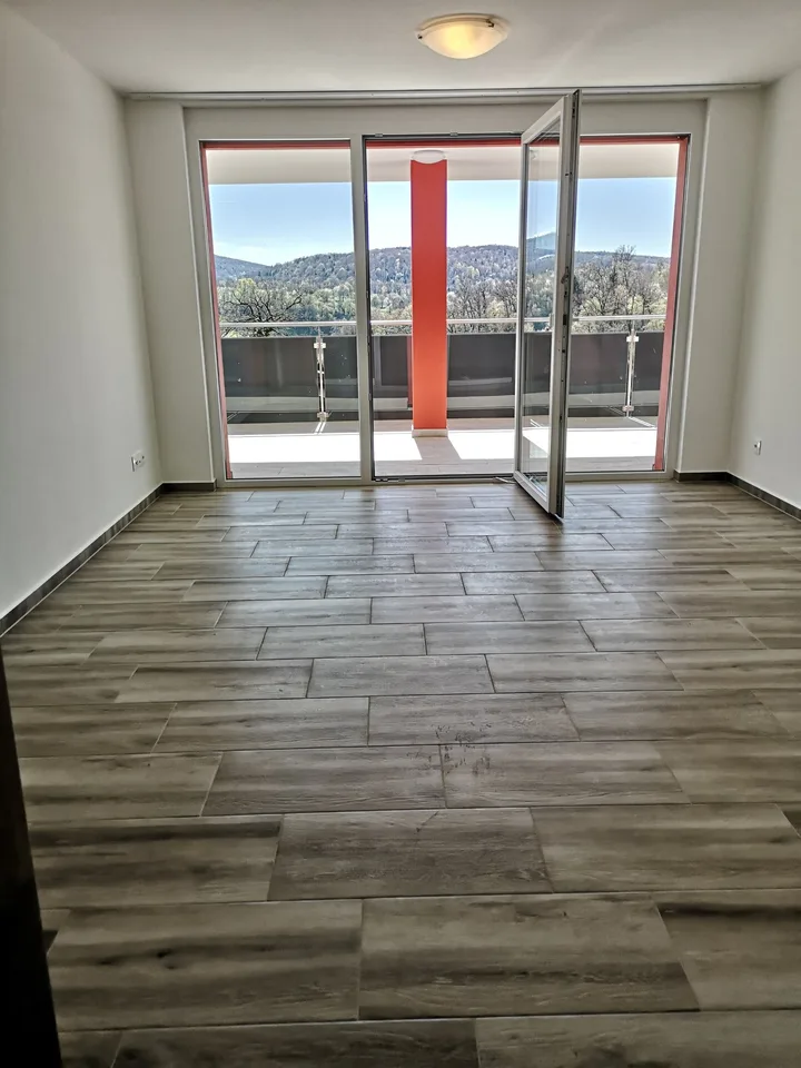 Appartement neuf au 1er étage avec terrasse couverte, avec vue.