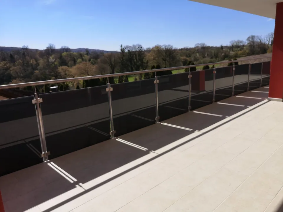 Appartement neuf au 1er étage avec terrasse couverte, avec vue.