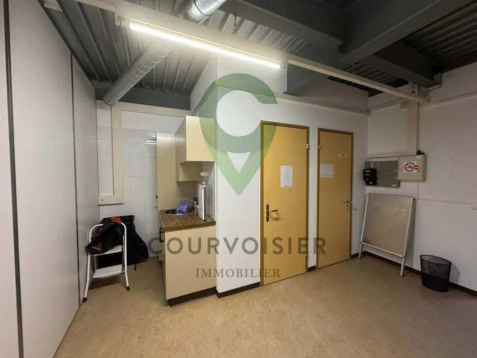 Surface mixte location de boxes de stockage et de bureau
