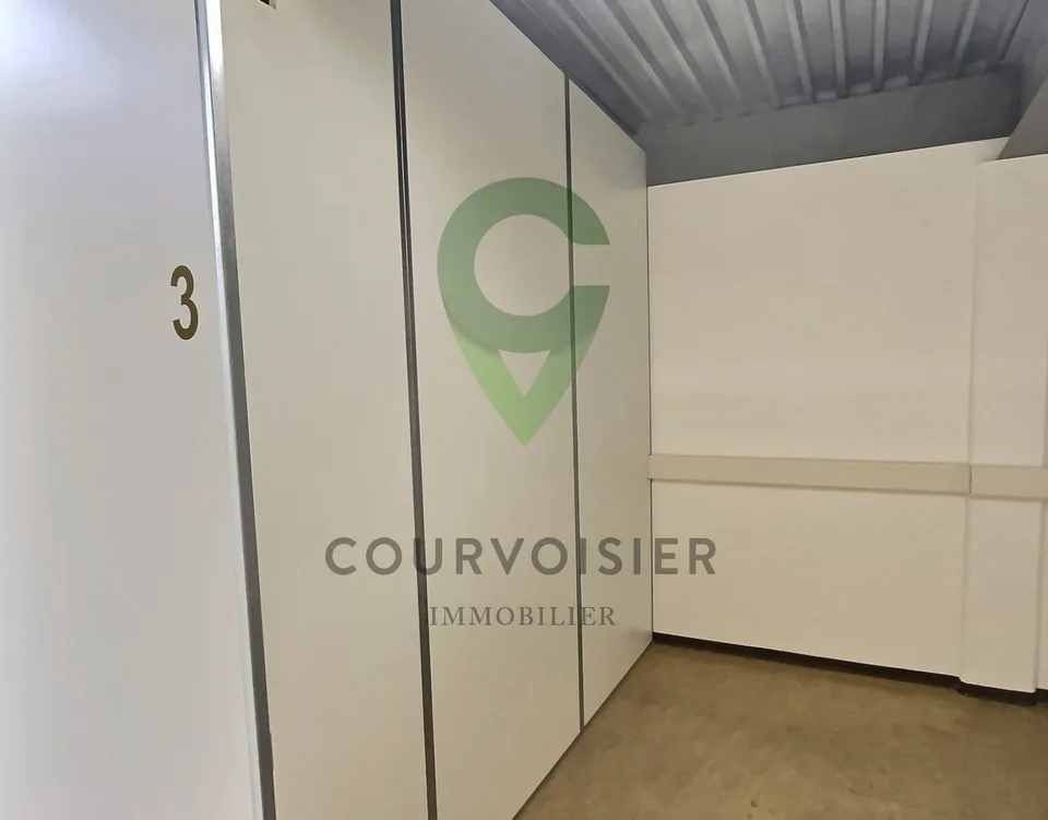 Surface mixte location de boxes de stockage et de bureau