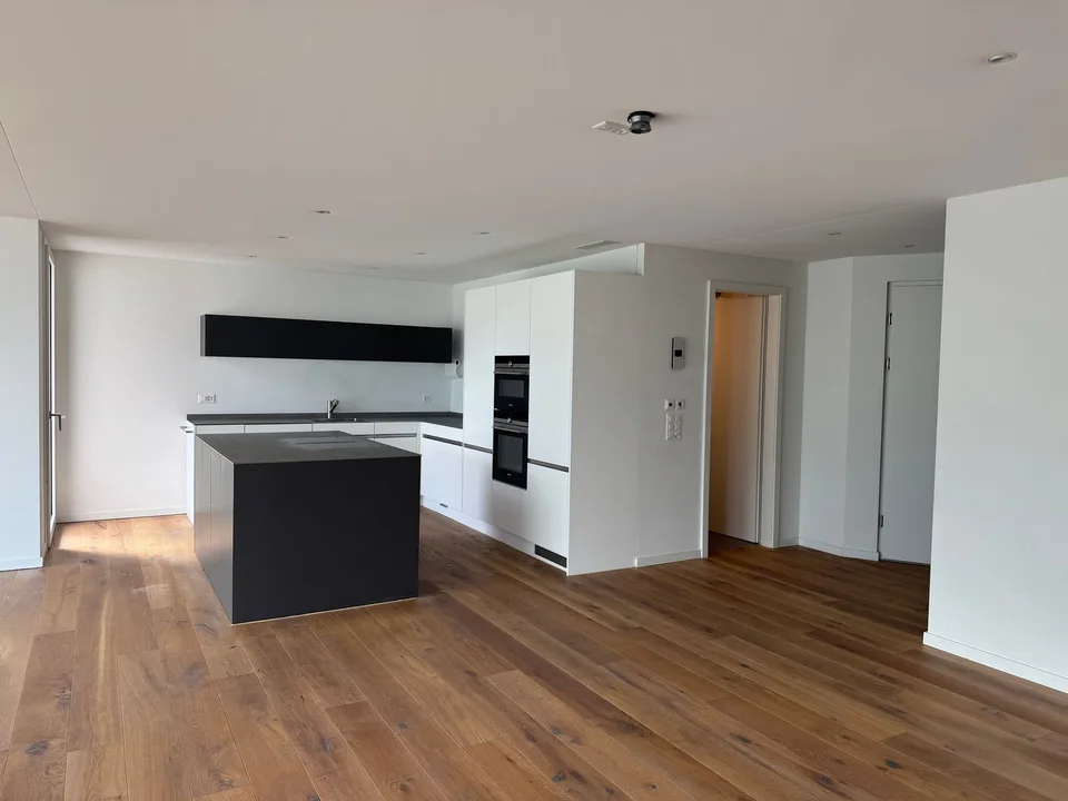 Spacious 4.5-room apartment with lake view and sunny balcony for rent in Ennetbürgen