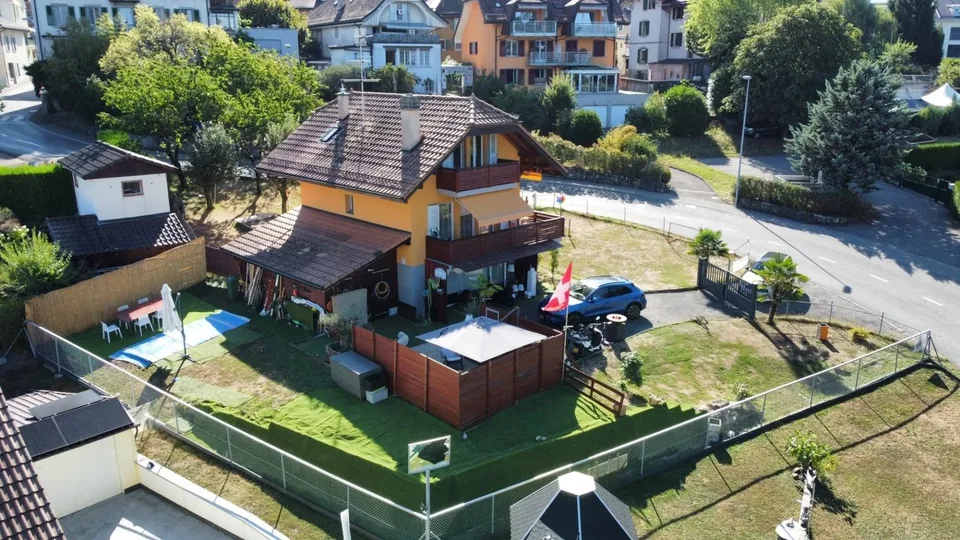 Au coeur du village avec grand jardin !