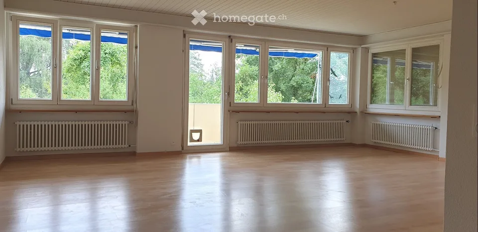 Schöne 4 1/2-Zimmerwohnung mit sonnigem Balkon und Sicht ins Grüne