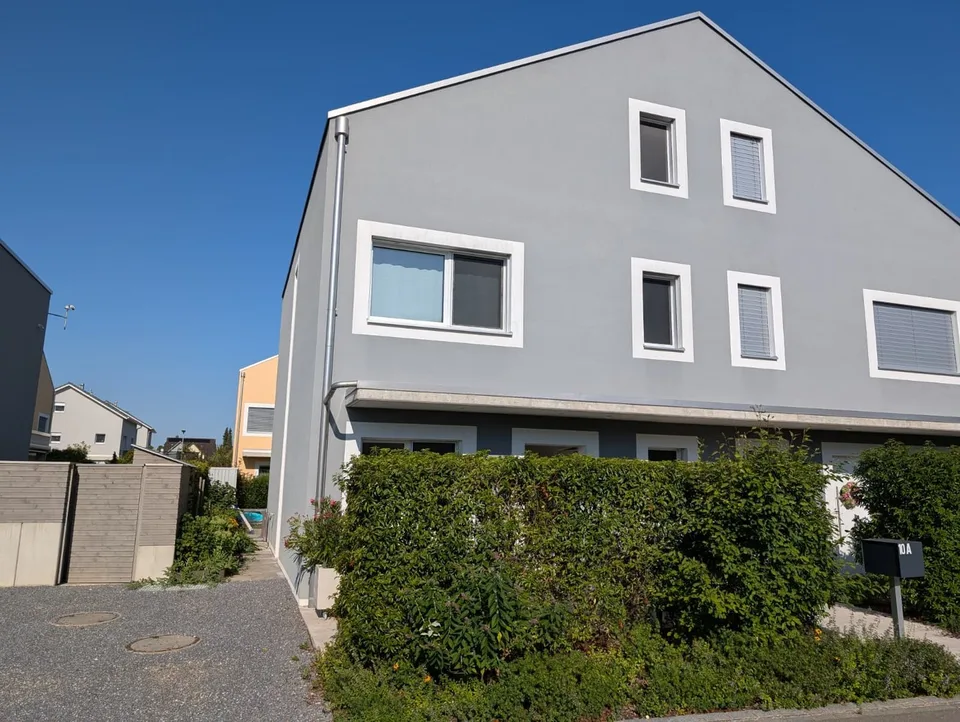Modernes 5.5-Zimmer-Doppeleinfamilienhaus in familienfreundlichem Quartier