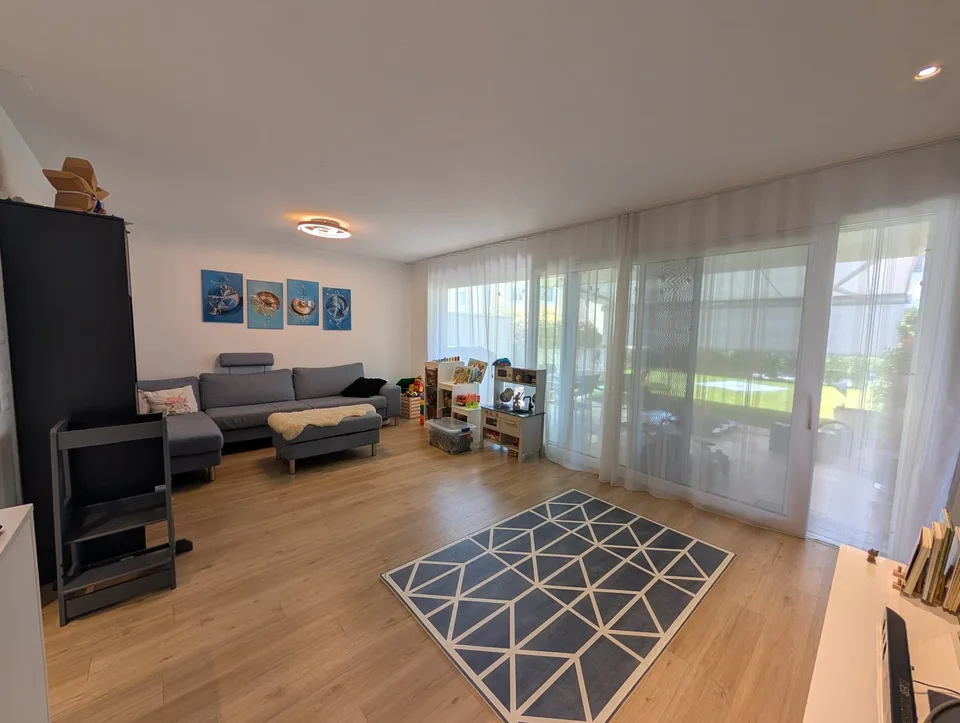 Maison mitoyenne moderne de 5,5 pièces dans un quartier familial