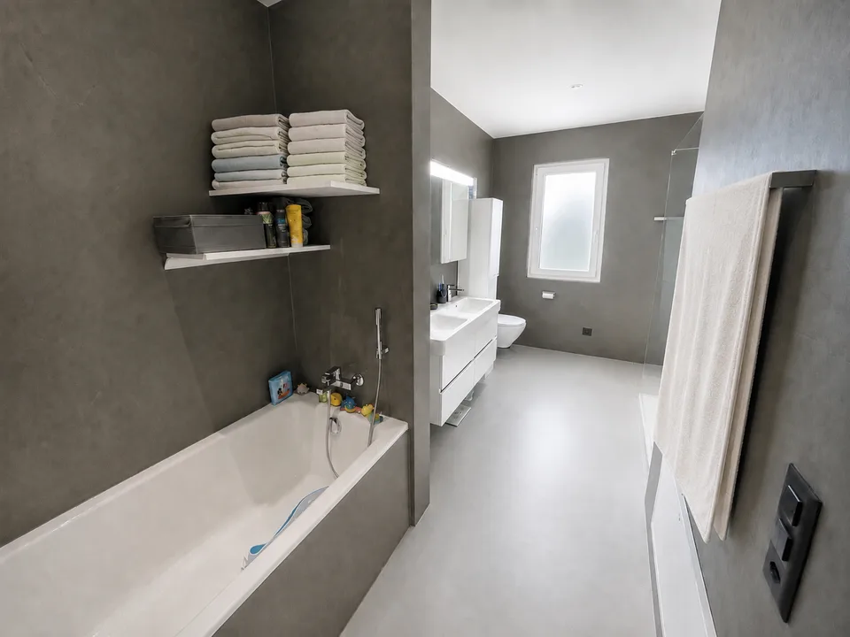 Maison mitoyenne moderne de 5,5 pièces dans un quartier familial