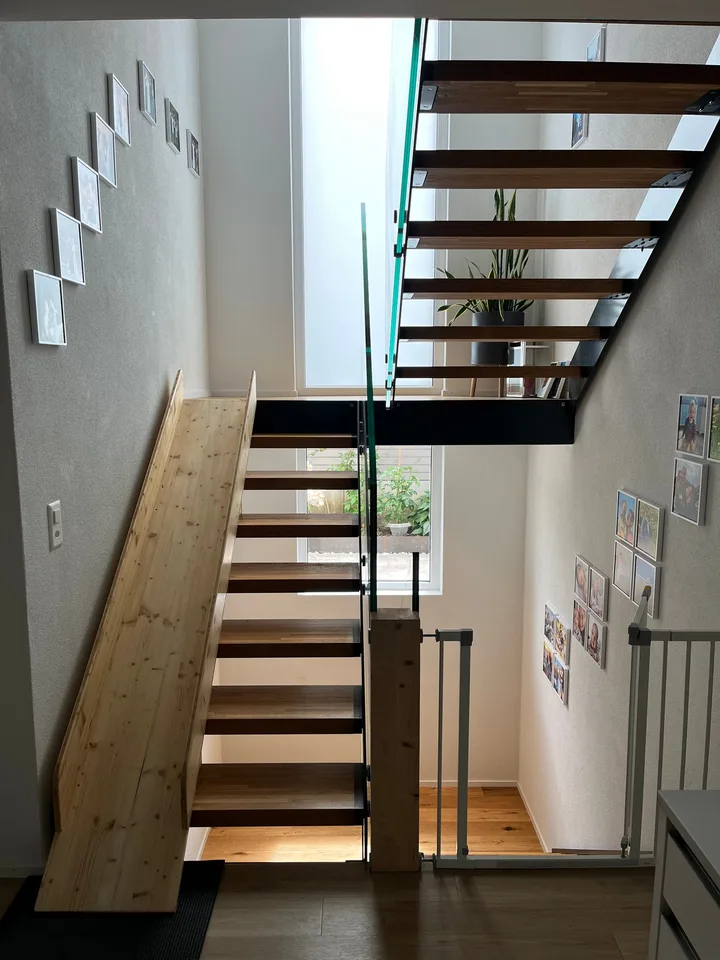 Maison mitoyenne moderne de 5,5 pièces dans un quartier familial