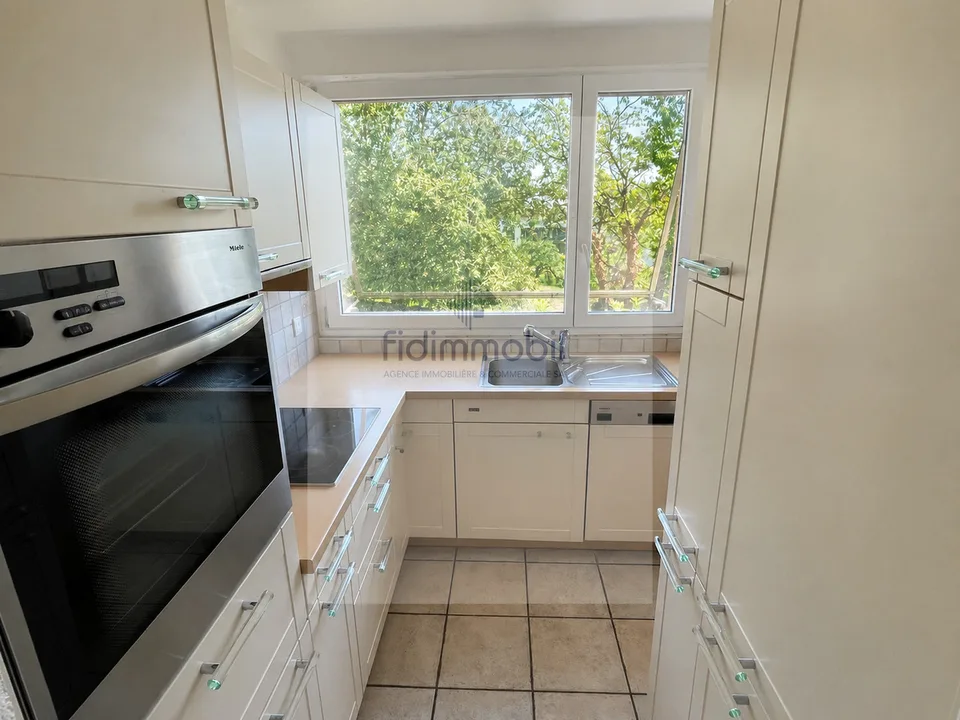 Appartement de 3 pièces avec cheminée, jardin d'hiver et terrasse