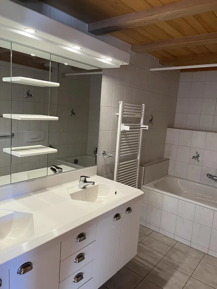 Vivre avec une vue : Charmant appartement 5.5 pièces avec grand balcon