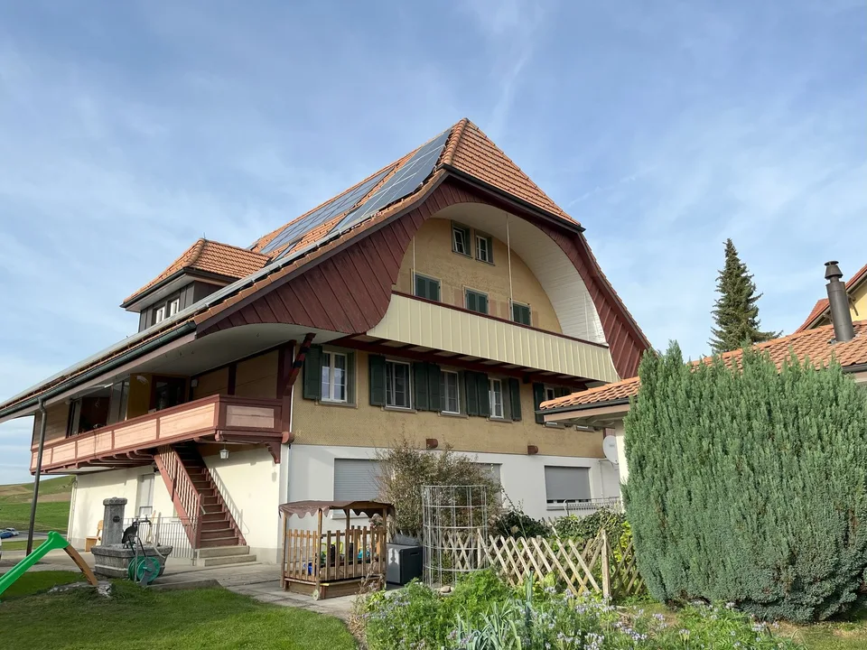Vivre avec une vue : Charmant appartement 5.5 pièces avec grand balcon