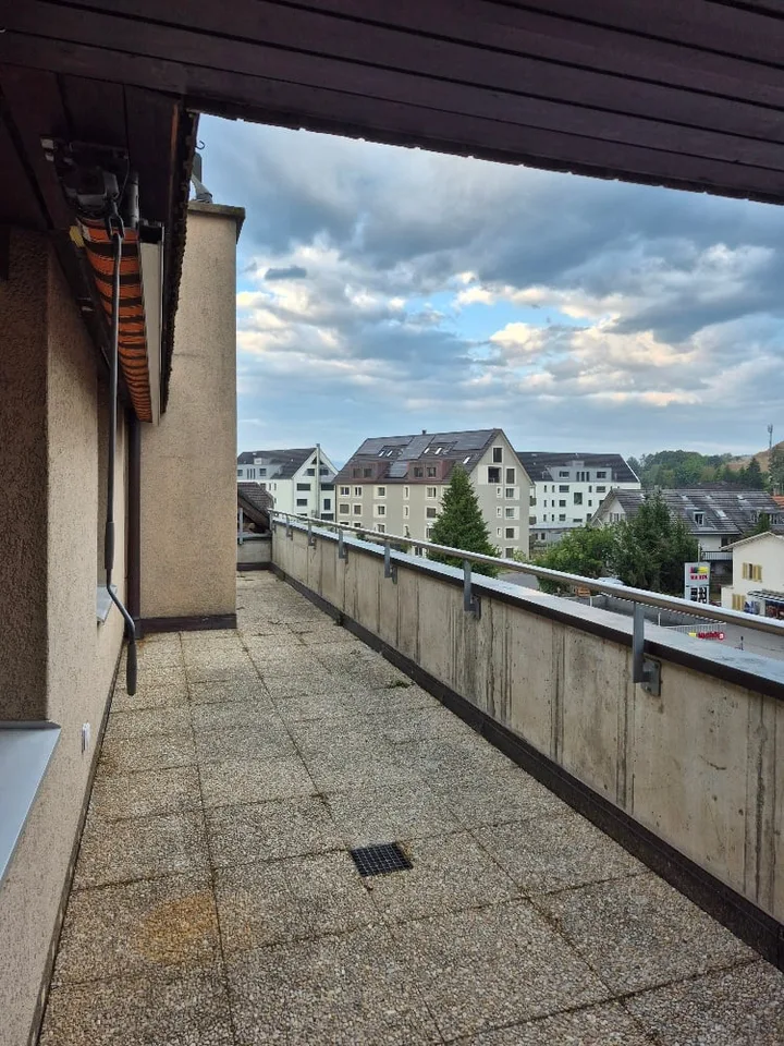 Appartamento di 5.5 locali con una terrazza spaziosa di 70 m² e una bella vista