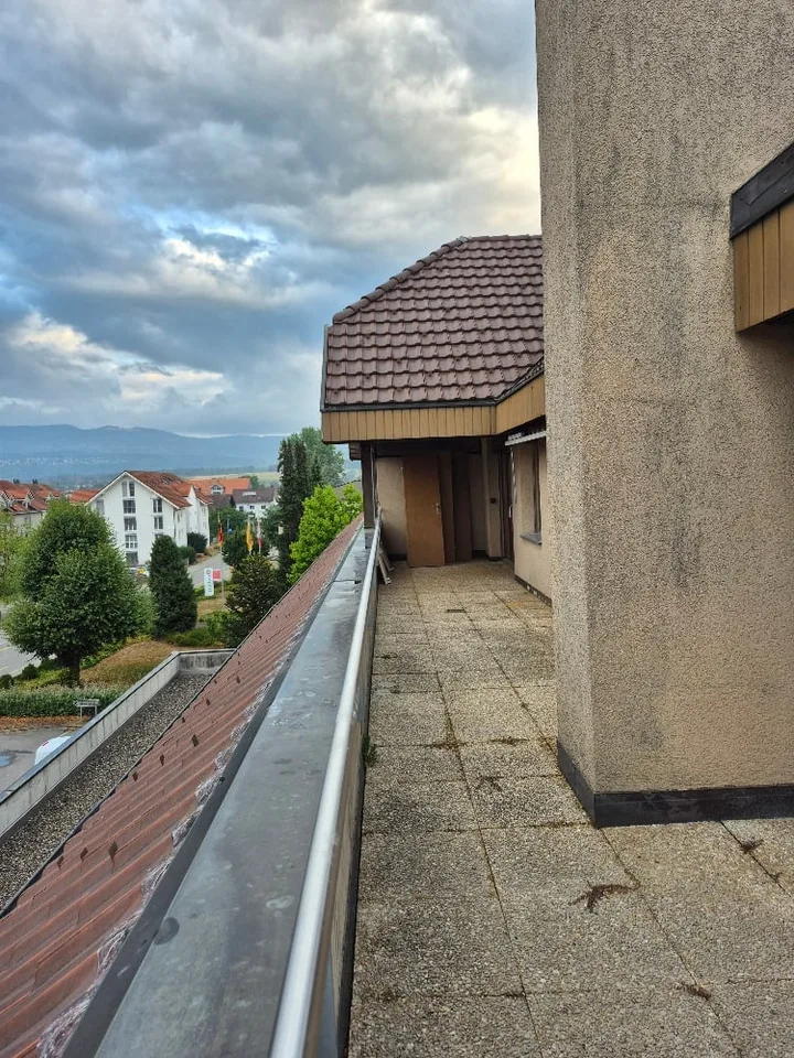 Appartamento di 5.5 locali con una terrazza spaziosa di 70 m² e una bella vista