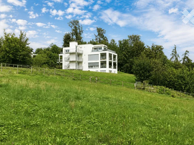 Above Lake Zurich – 4½ rooms with 131 m² and 32.8 m² balcony