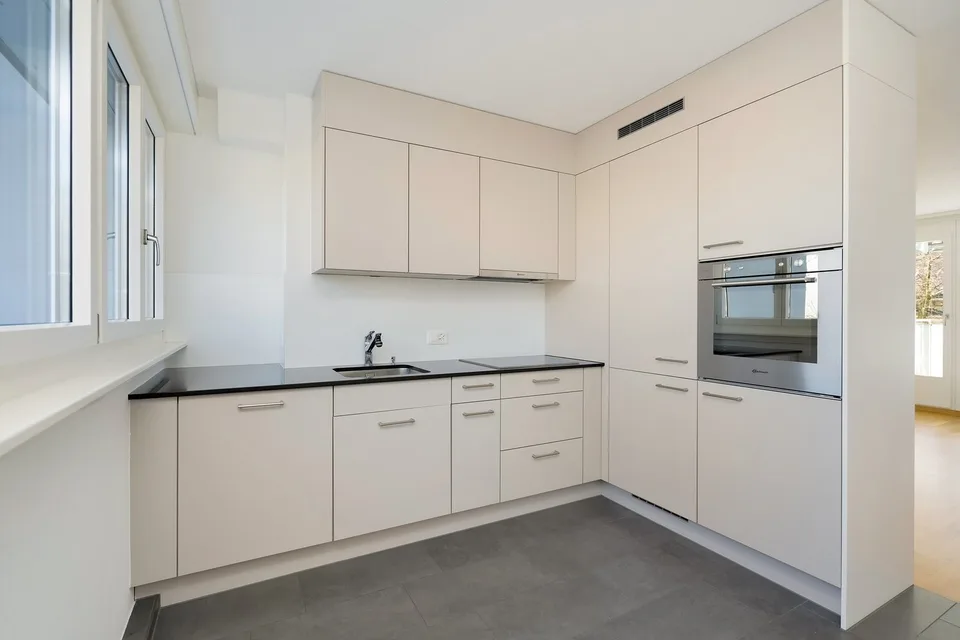 Modern 3.5-room apartment with loggia at Bümpliz Nord train station!