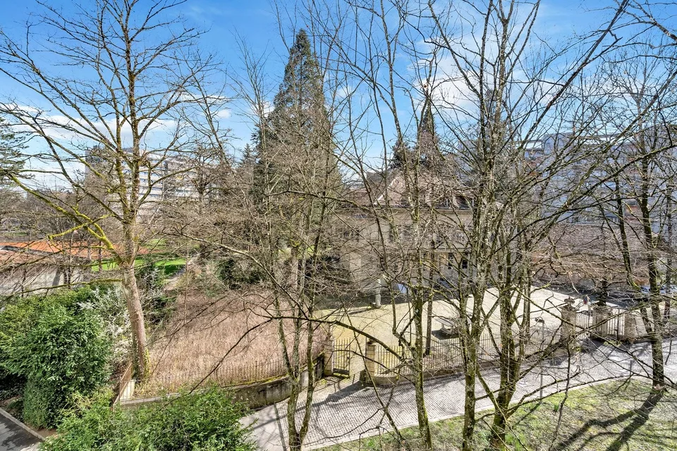Modern 3.5-room apartment with loggia at Bümpliz Nord train station!