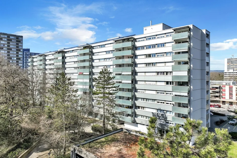Moderne 3.5 Zimmerwohnung mit Loggia am Bahnhof Bümpliz Nord!