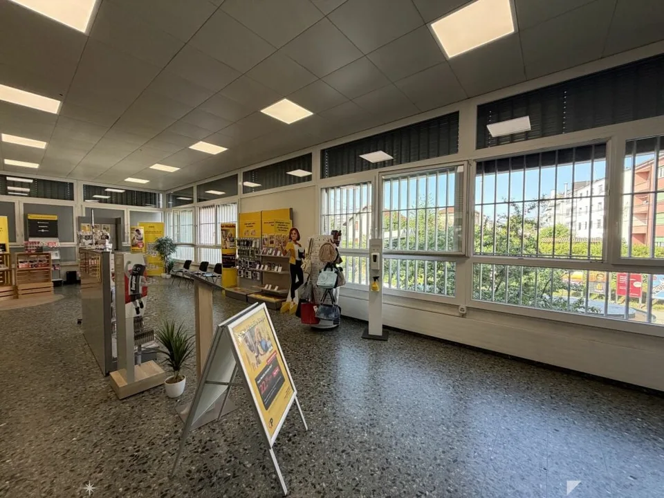 Ideally located sales area and office space